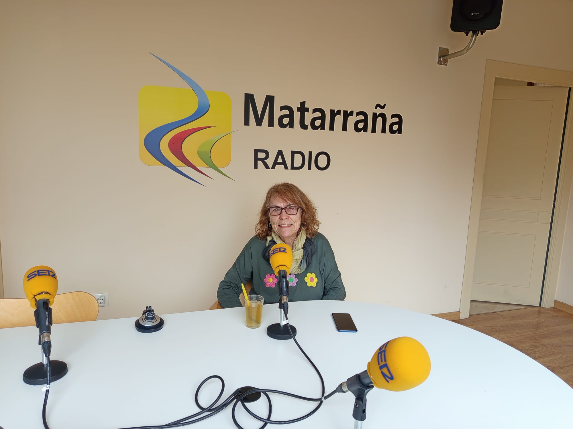 Ángeles Cerdá, miembro de la Junta de Santa Águeda, de Valderrobres, en los estudios de Matarraña Radio./La COMARCA