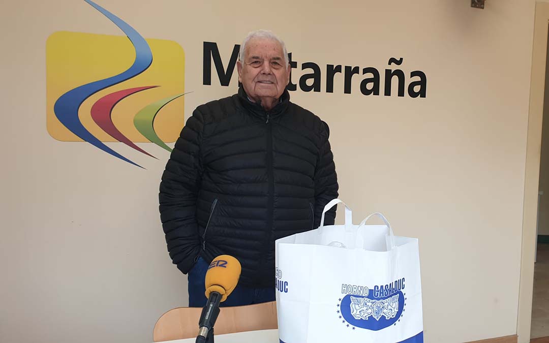 El señor Bernardo Granja, recoge su premio de las matrículas, que regala Casalduc./La COMARCA