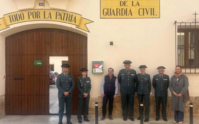 Instalan un desfibrilador en el cuartel de la Guardia Civil de Valderrobres