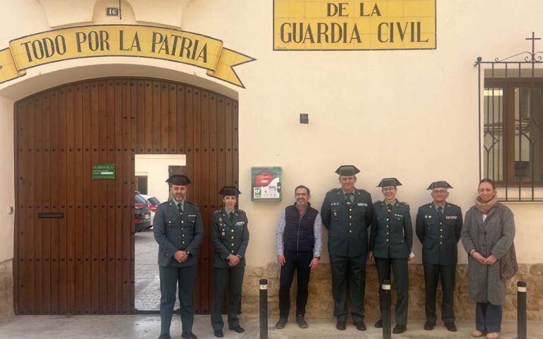 Instalan un desfibrilador en el cuartel de la Guardia Civil de Valderrobres