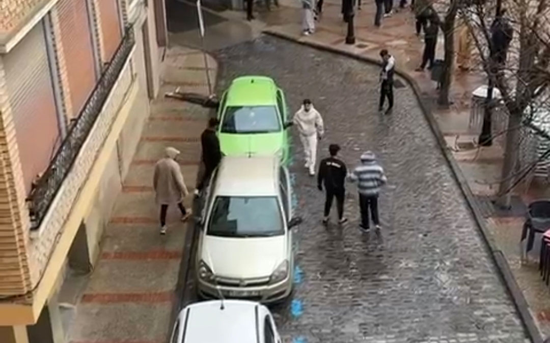 Imagen de un vídeo que grababa el suceso con el herido al fondo a la izquierda./ L.C.