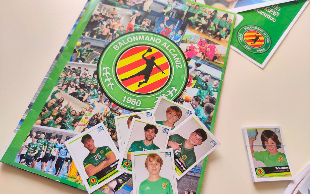 El nuevo álbum de cromos del Club Balonmano de Alcañiz./ La COMARCA.