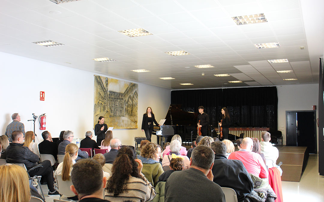 Turno del Trío Alcelén con Alejandro Ferrando al violín, Celia Jiménez a la viola, y Lena Pluchovska al piano. / B. Severino