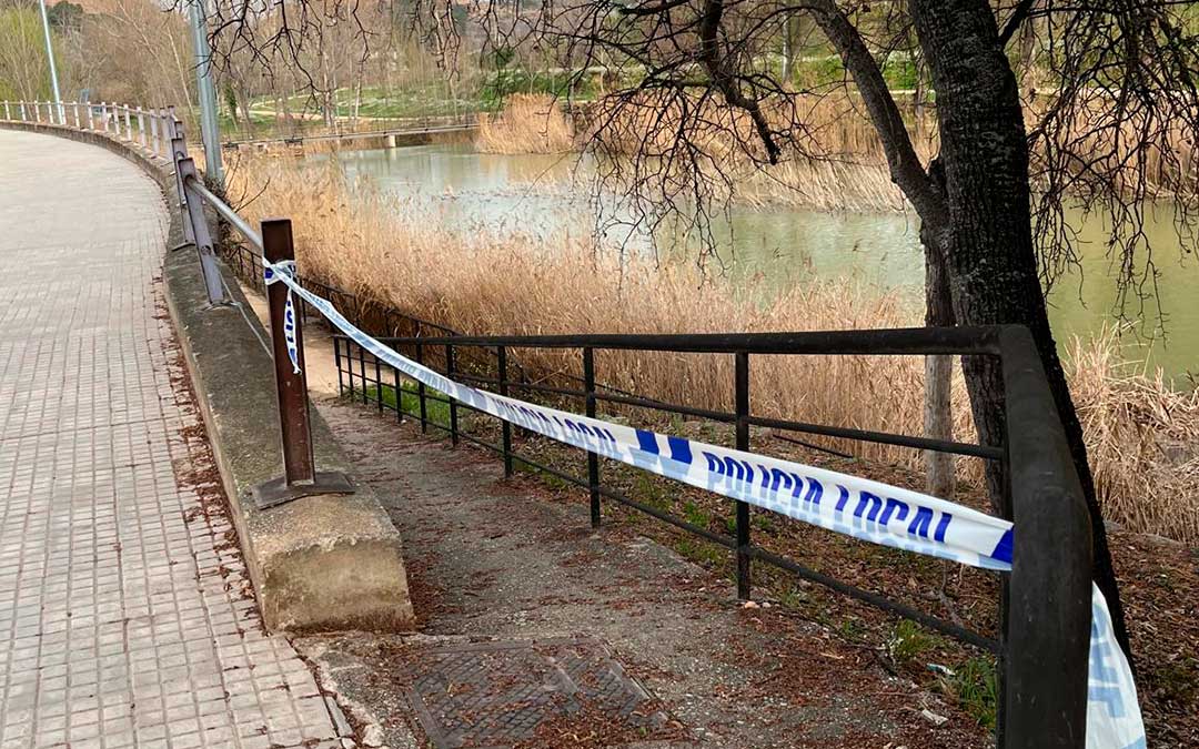 Uno de los accesos a la ribera del Guadalope en Alcañiz que continúa cortado./ M.I.