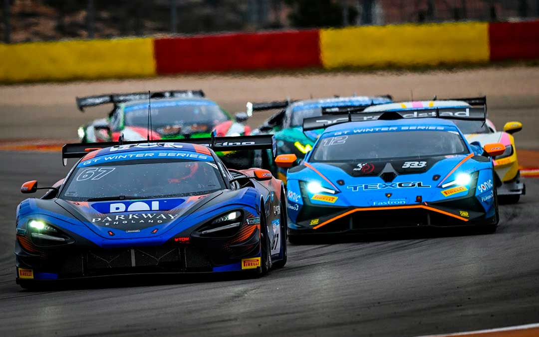 Imagen de la batalla en la GT Winter Series con el Orange Racing by JMH liderando en Motorland Aragón./ Motorland.