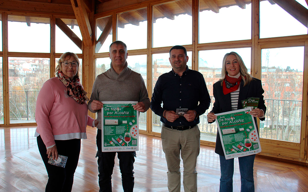 Presentación de ‘De tapas por Alcañiz’ en el antiguo Molino. De izda a dcha.: Anabel González, gerente de Alcañiz de Tiendas; Ramiro Domínguez, concejal de Comercio; Miguel Ángel Estevan, alcalde; y Raquel García, de La COMARCA. / B. Severino