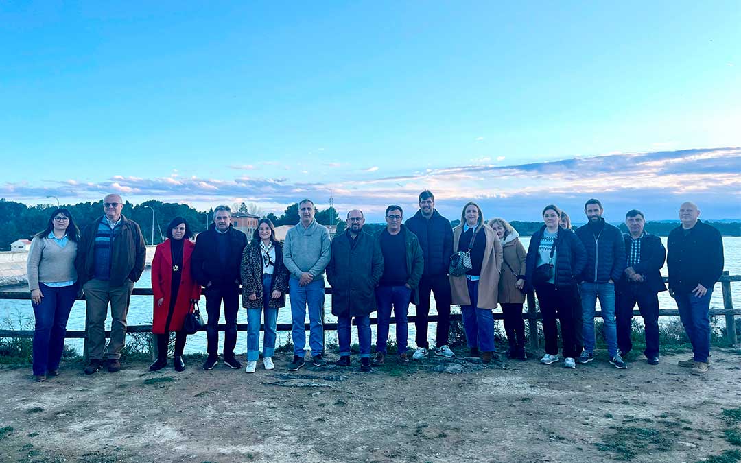 El candidato a la Presidencia del Partido Aragonés, Alberto Izquierdo, y diferentes miembros del partido en su visita este sábado a La Estanca de Alcañiz./ C.O.