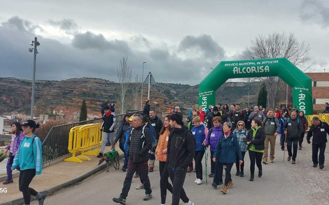 Inicio de la marcha senderista de Atadi en Alcorisa./ Atadi.