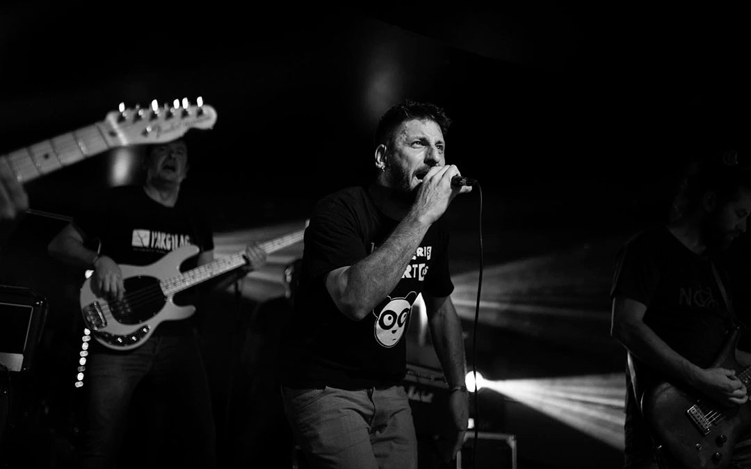 Álex Romero sigue con Los Draps, mientras va publicando canciones en Mero Vases, su proyecto personal. / Paula Aguilar (@p_de_puntillas)
