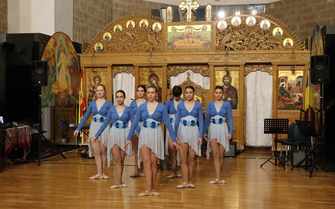 Las alumnas de la escuela de Música y Danza han abierto la programación./ M.M.R.