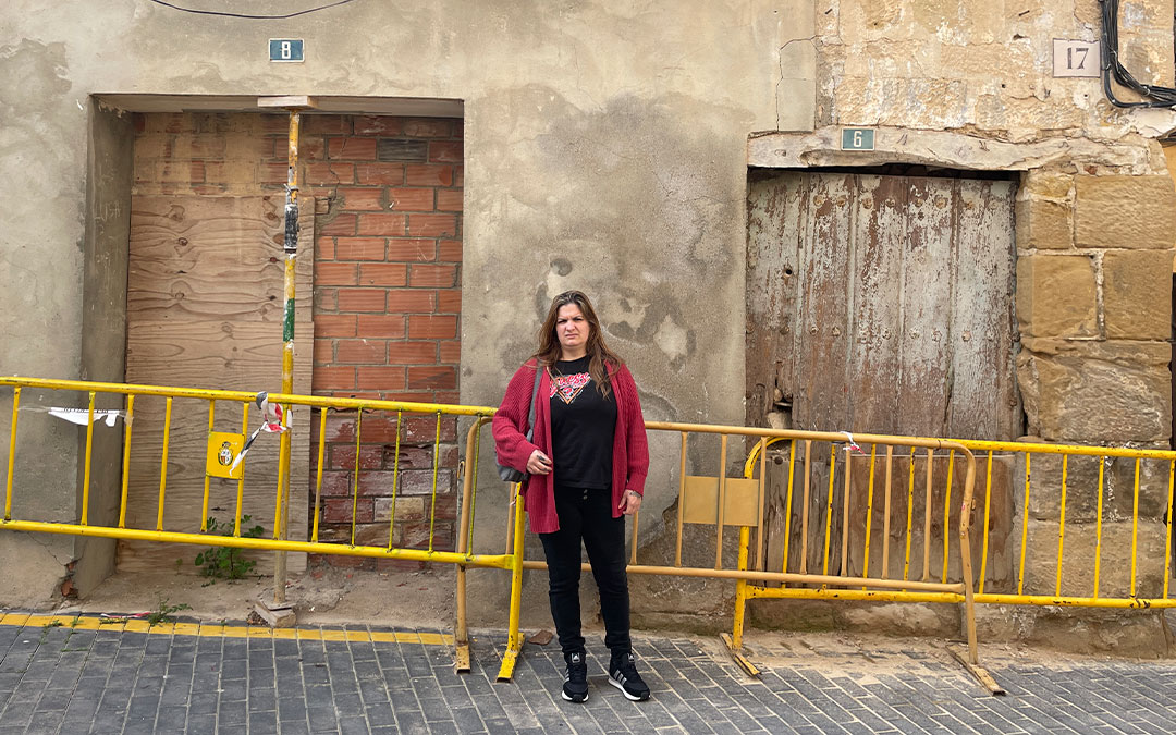 Ana Serrano, afectada, frente a la vivienda que se derrumbó y que está al lado de su domicilio./ S.F.