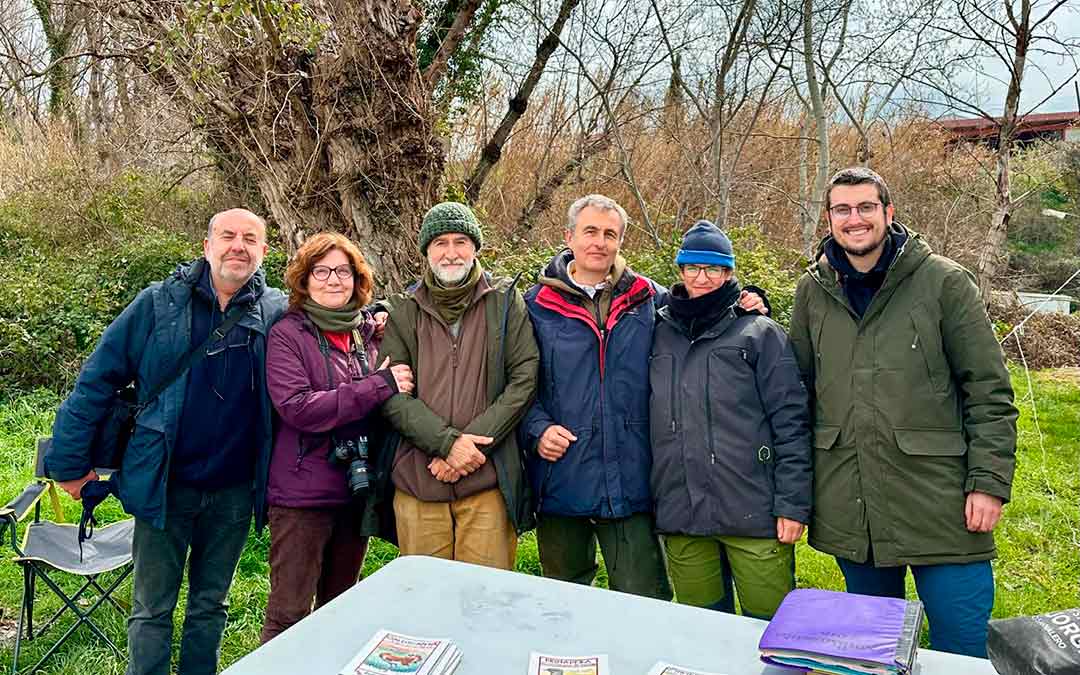 Los ornitólogos junto a integrantes de Amigos del Río y Ayuntamiento./Daniel Palomo