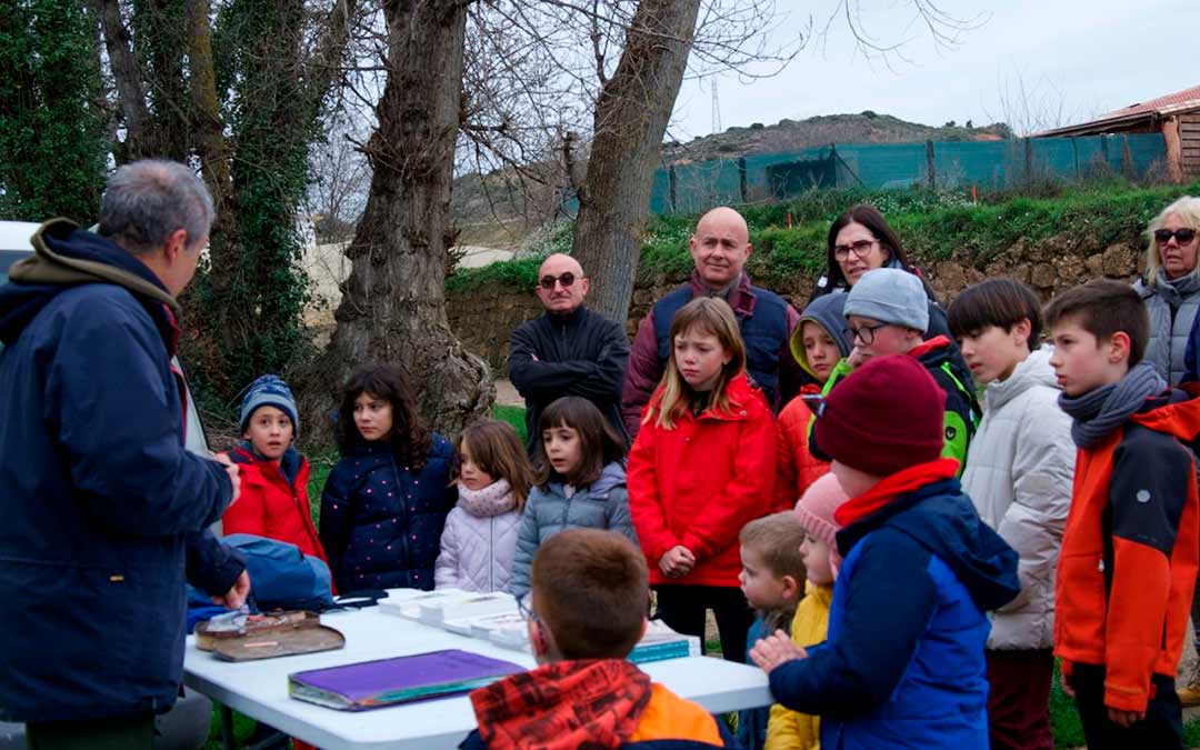 Grandes y pequeños disfrutaron de la jornada de anillamiento en Alcorisa./Javier Escorza