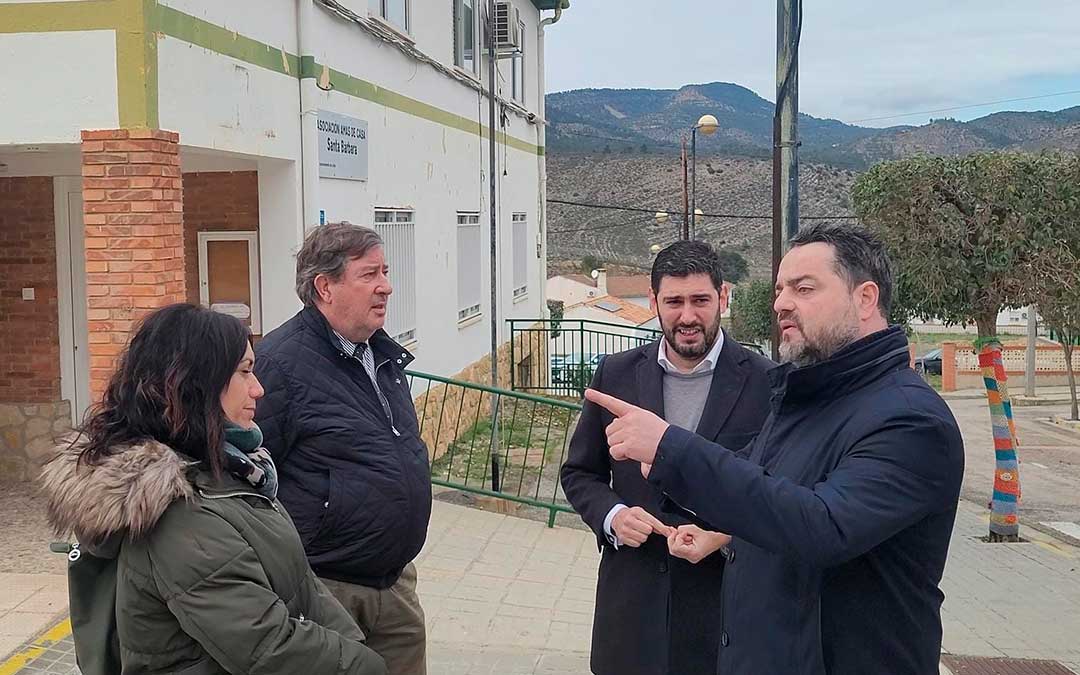 Nolasco visitó este lunes la localidad de Ariño junto a otros diputados de Vox y la concejal de Andorra, Aroha Rochela./ Vox.