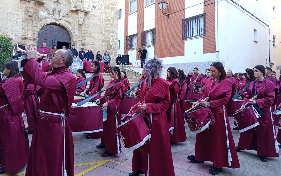 La Cofradía de Jesús Nazareno, desfila ante la mesa de autoridades, en la plaza de la iglesia de Ariño./M.J. Salvador