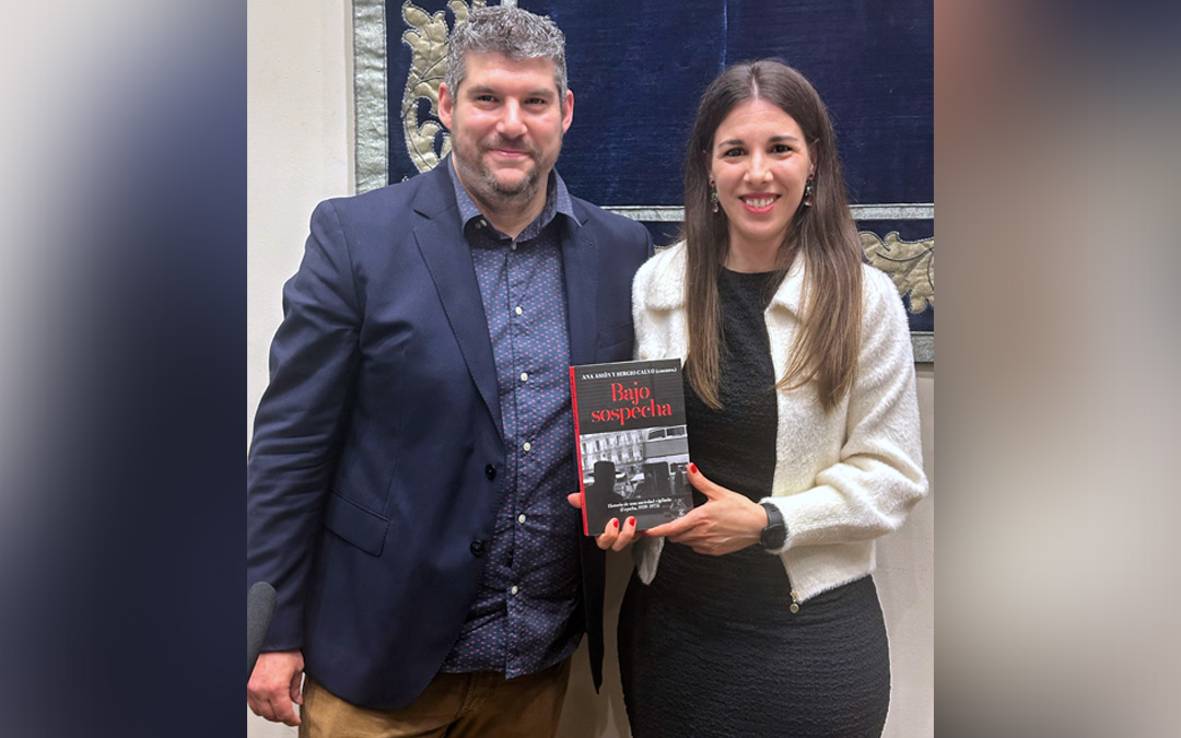 Sergio Calvo y Ana Asión, en el Paraninfo de la Universidad de Zaragoza tras la presentación del ensayo. / Laura Asión