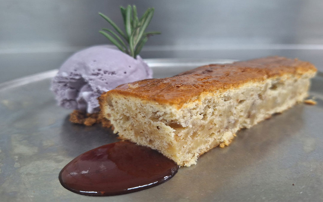 Brownie de chocolate blanco y nueces./ Miguel Ibáñez
