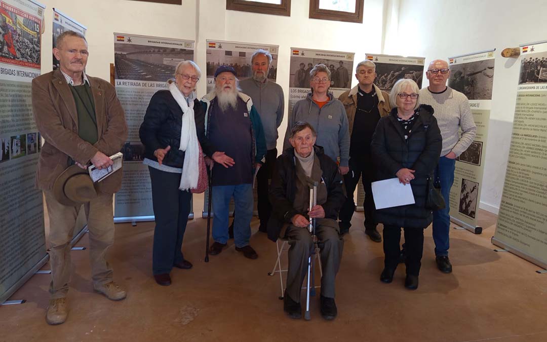 Familiares de los brigadistas británicos, caídos en Calaceite, visitan la exposición de ARMHA en de Bat a Bat./M.J. Salvador