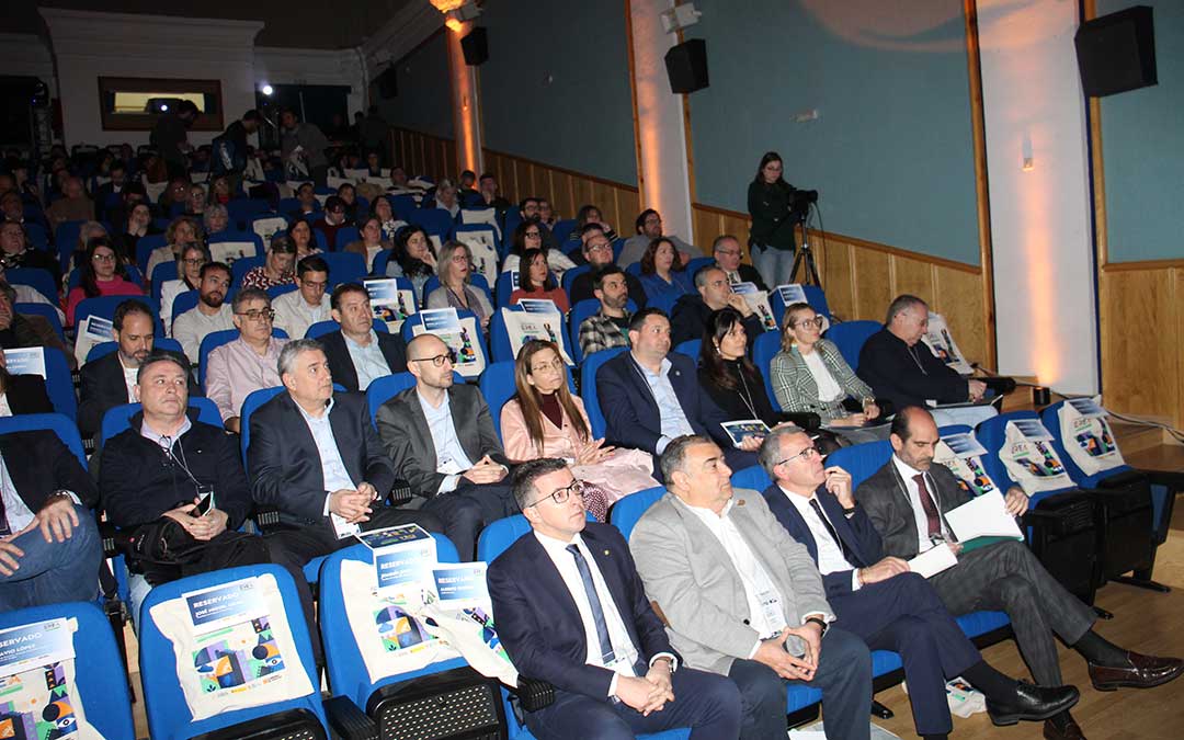 Autoridades y público en el Foro EREA en Calanda. / B. Severino