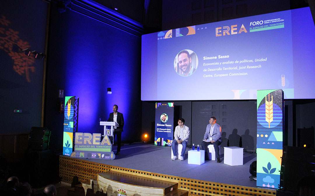 Mesa redonda con tintes europeos a cargo de Simone Sasso y Juan Lozano. / B. Severino