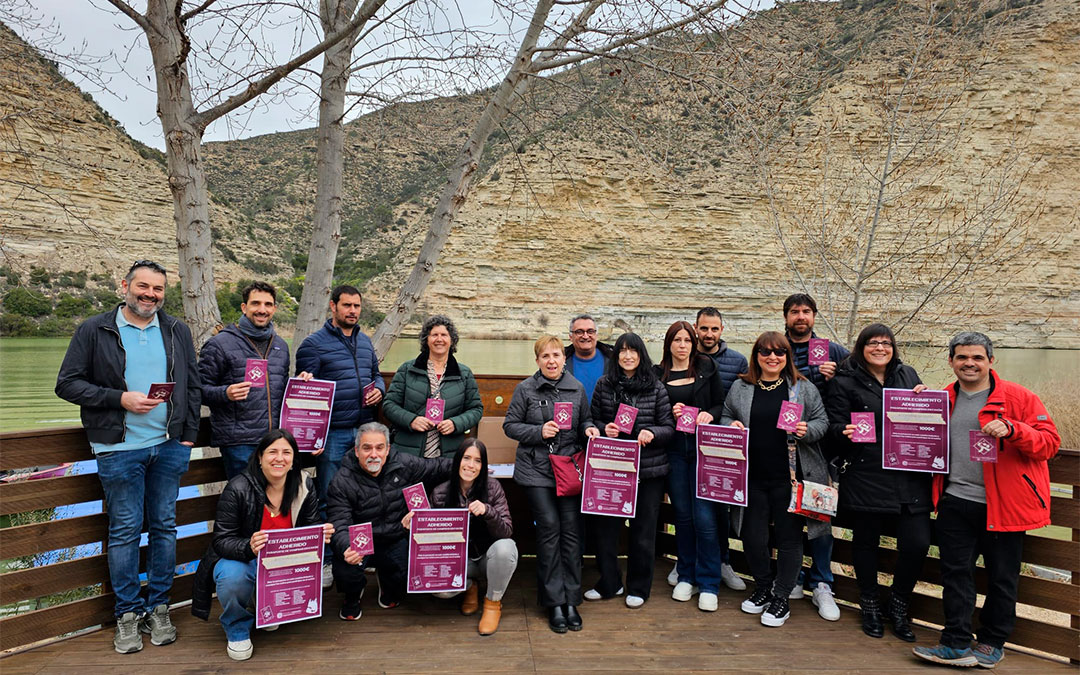 Presentación de la iniciativa con los 15 establecimientos adheridos./ Asociación Empresarios y Emprendedores de Fayón