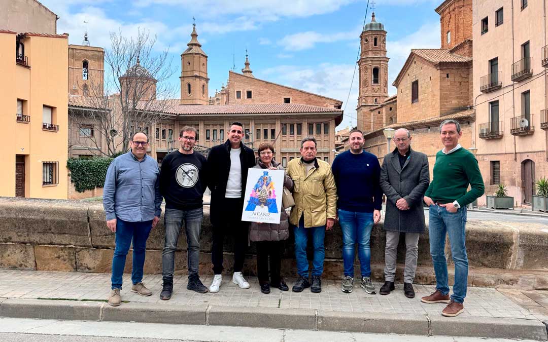 Los representantes del jurado con el cartel anunciador de Semana Santa./ AYTO ALCAÑIZ
