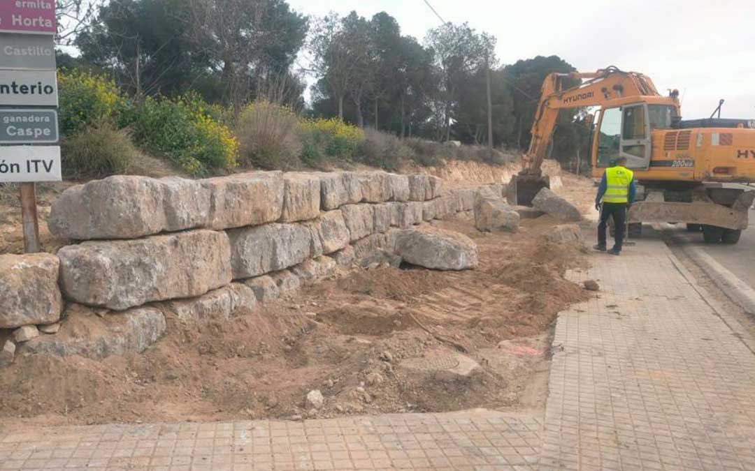 Inicio de los trabajos en la carretera Maella./ Ayto.