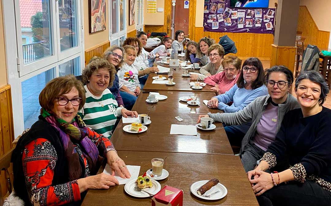 Taller de velas y confección de mural por el 8M en Castelnou. / Ayto. Castelnou