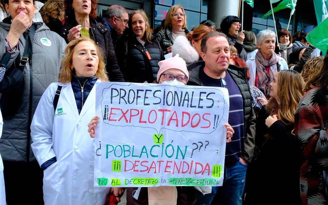 Concentración este lunes delante de la consejería de Sanidad / La COMARCA