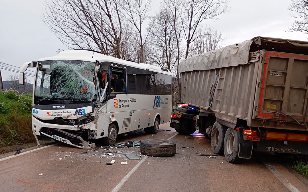 Imagen de accidente entre un camión y un autobús entre Aguaviva y Mas de las Matas / La COMARCA