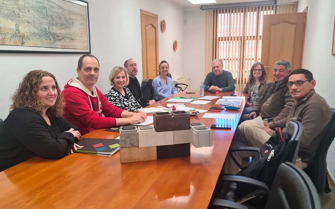 El presidente comarcal, Fernando Camps, con varios técnios y representantes de 'Las Cerezas'./ CO MATARRAÑA