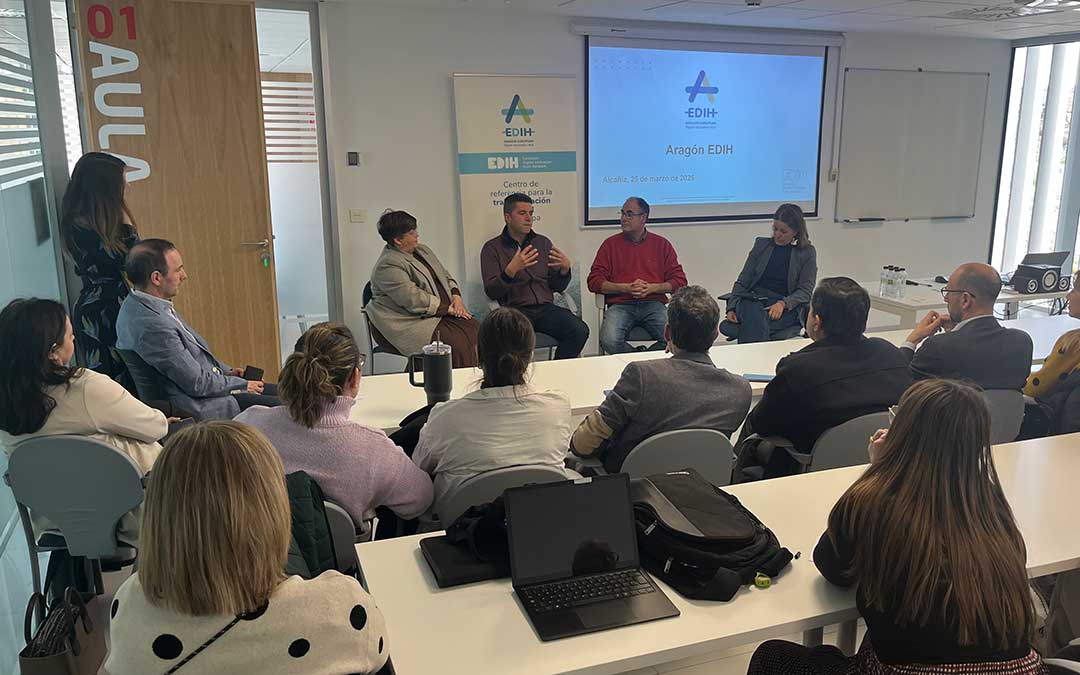 Charla de tres empresarios turolenses en la jornada sobre digitalización / L. Castel