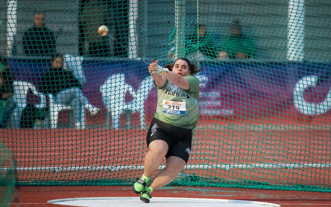 La atleta en uno de sus lanzamientos./ E.S.