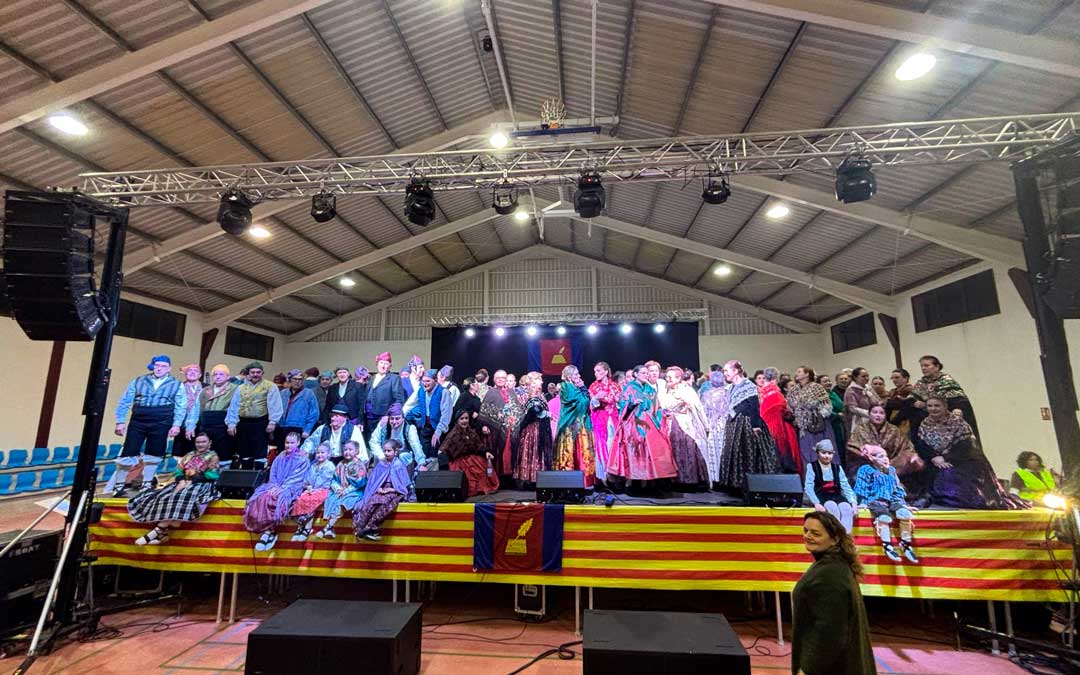 Foto de familia de los participantes en el IV Encuentro de Jota de Muniesa./ R.B.