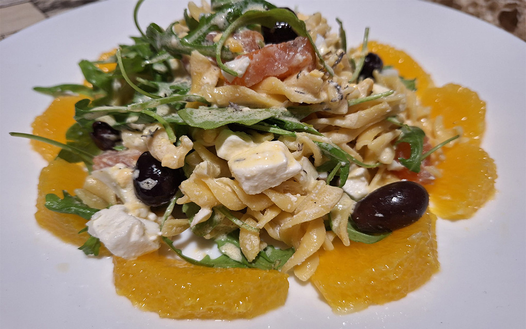 Ensalada de pasta de garbanzos con naranja, salmón marinado, olivas negras y queso feta./ Manuel Barrau