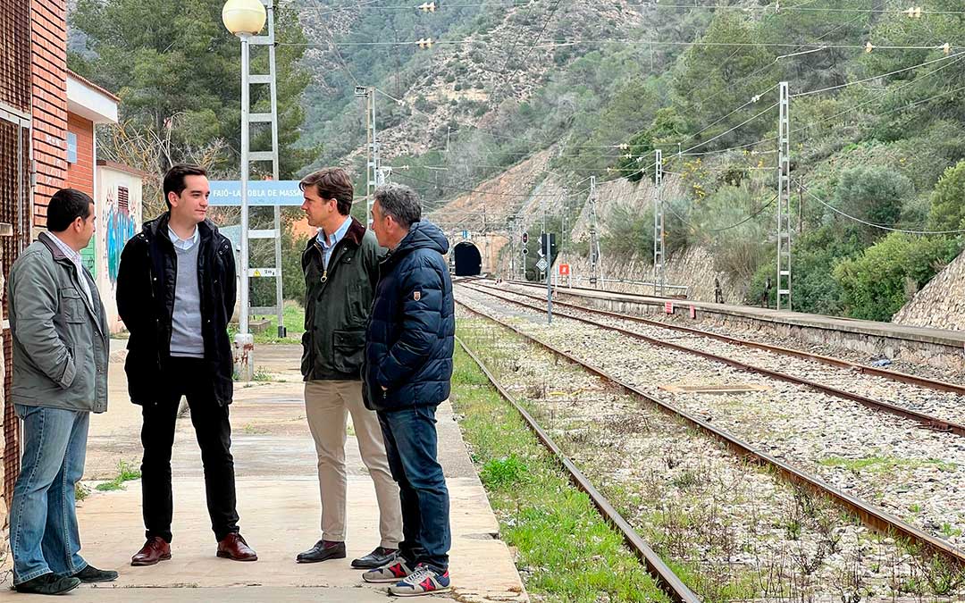 El presidente provincial del PP, Ramón Celma, visitó ayer la estación de Fayón-La Pobla de Massaluca, junto con el alcalde, Roberto Cabistany, y otras autoridades municipales./ PP