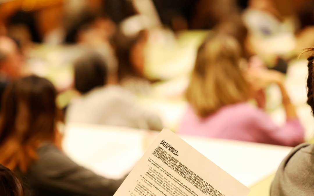 Reparto de exámenes durante la convocatoria realizada hoy en Zaragoza para ampliar la bolsa de interinos del Gobierno de Aragón./ DGA