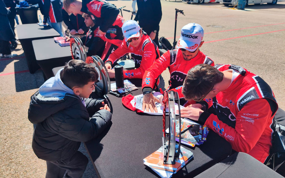 Los pilotos han podido firmar autógrafos a los aficionados y asistentes en la Fan Zone. / A.S.