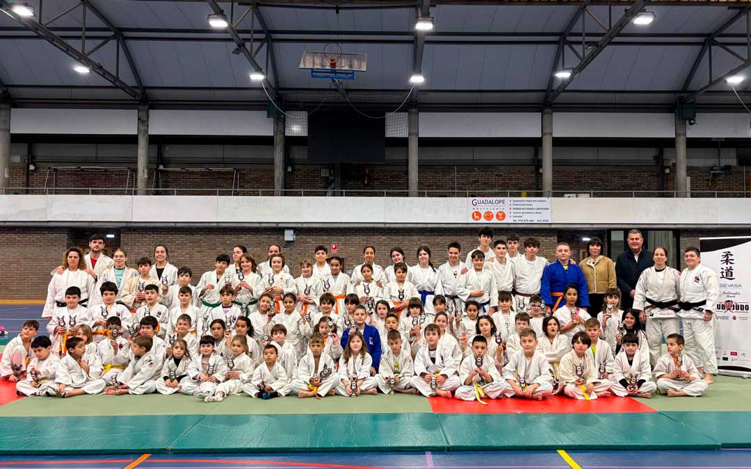 Foto de familia de los participantes en la competición./ AYTO ALCAÑIZ