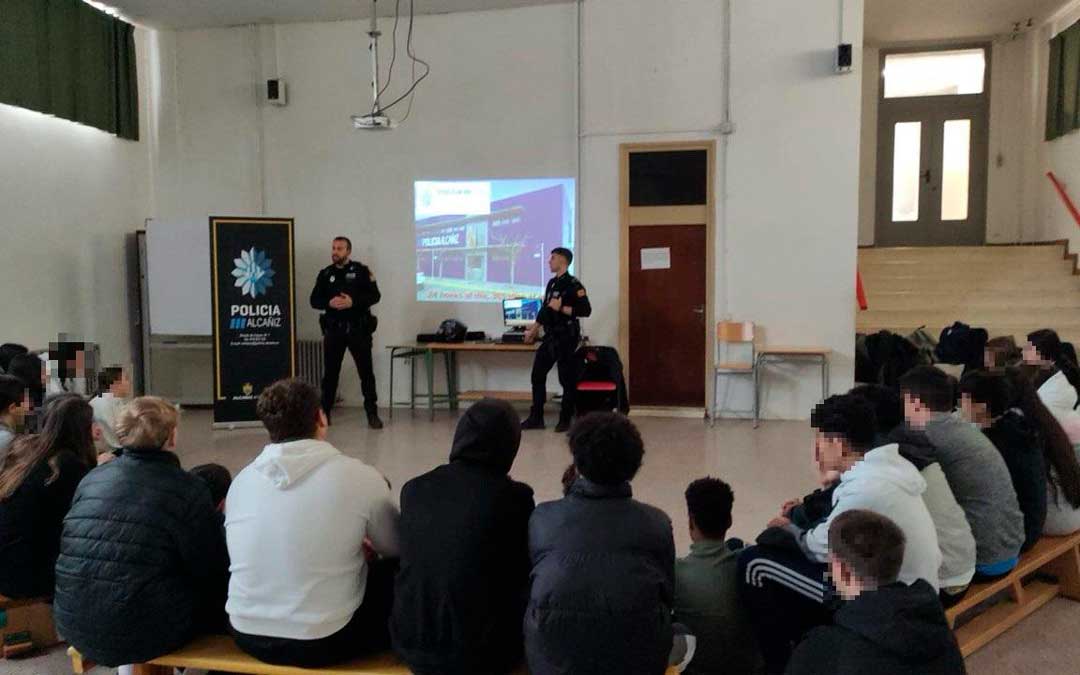 Uno de los grupos de alumnos durante la formación con la Policía Local./ AYTO ALCAÑIZ