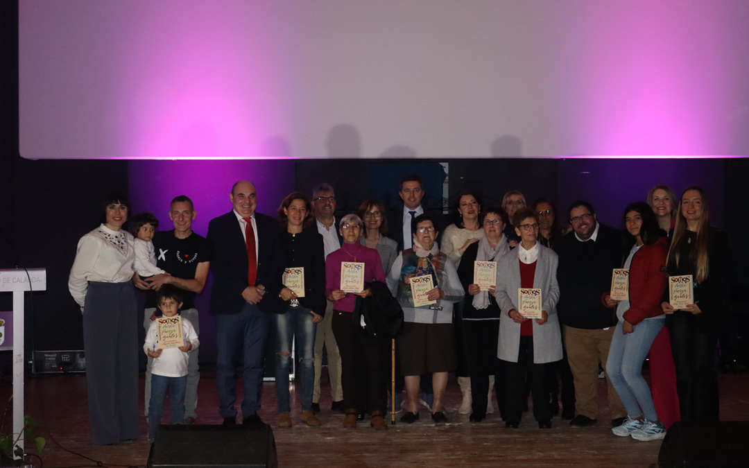 Foto de familia de los premiados junto a las autoridades tras la gala. / A.Z
