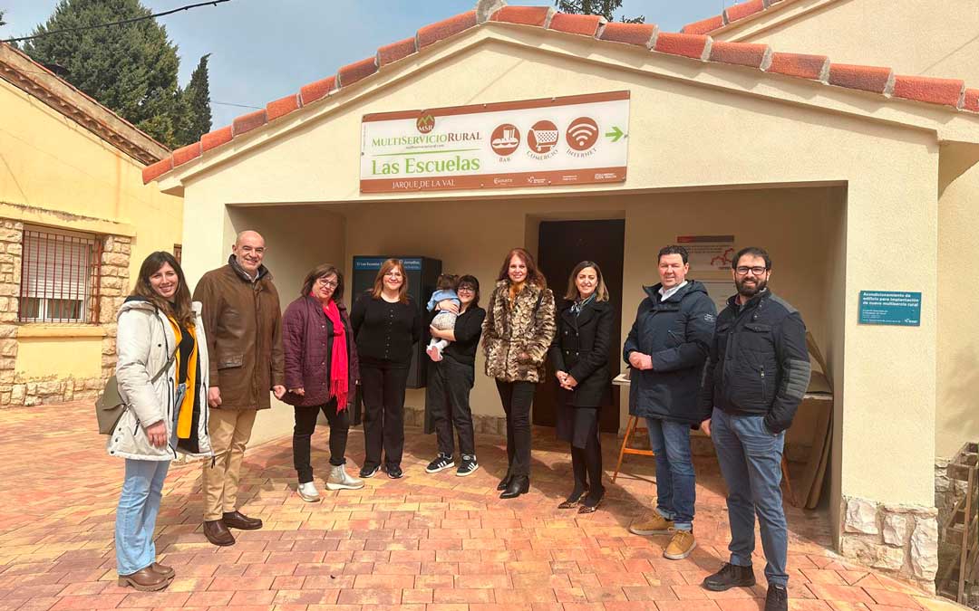 Foto de familia de la visita de Herrarte a Jarque de la Val./ CÁMARA DE TERUEL