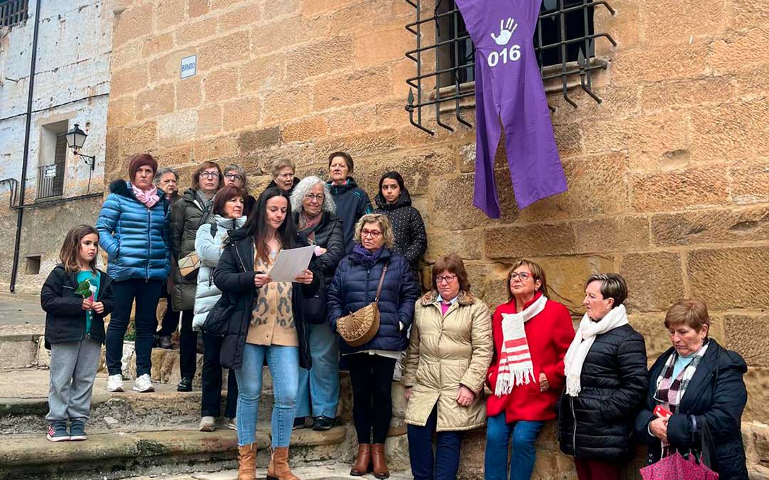 Lectura del manifiesto por el 8M en Fuentespalda. / Ayto. Fuentespalda