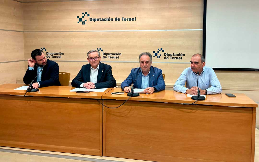 Joaquín Juste, Presidente de la Diputación de Teruel; Jesús Artigot, Concejal de Deportes; David Hernández, Alcalde del Ayuntamiento de Bronchales; José Miguel Aspas, Vicepresidente de la Comarca de la Sierra de Albarracín./ DPT