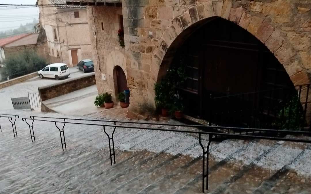 Las calles se llenaron rápidamente de agua y granizo./ MIGUEL GASCÓN