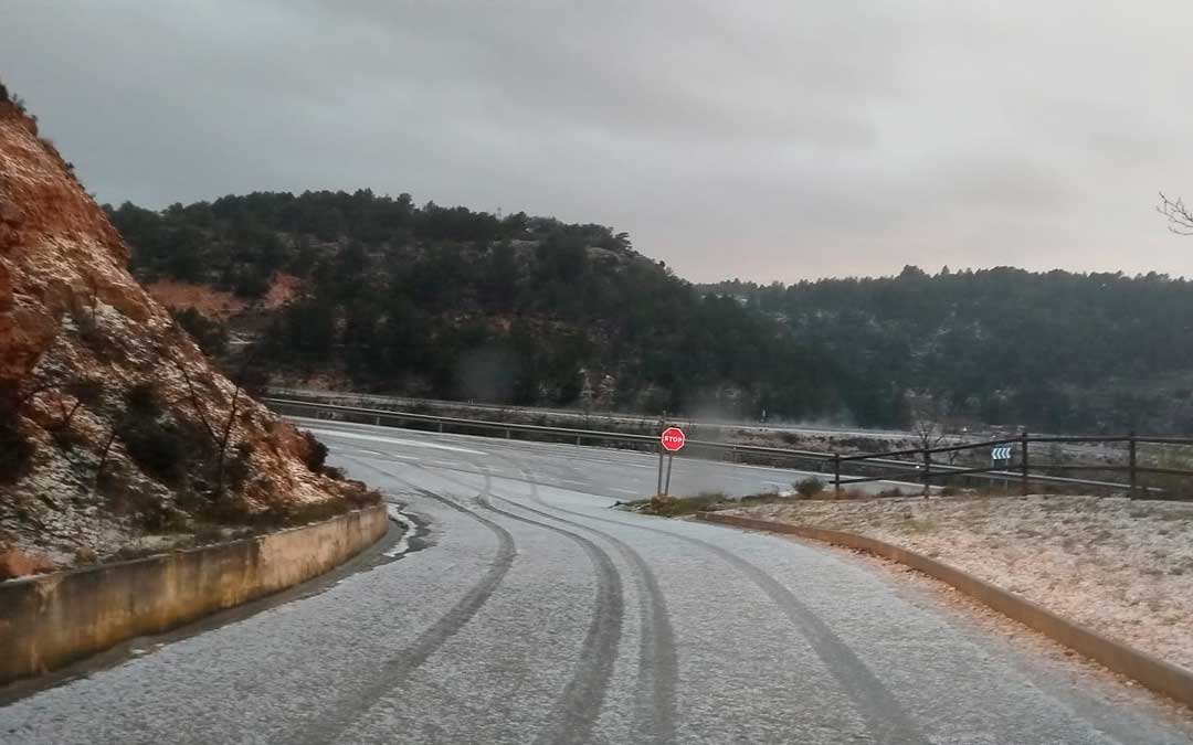Las carreteras quedaron blancas tras el paso de la tormenta./ Miguel Gascón