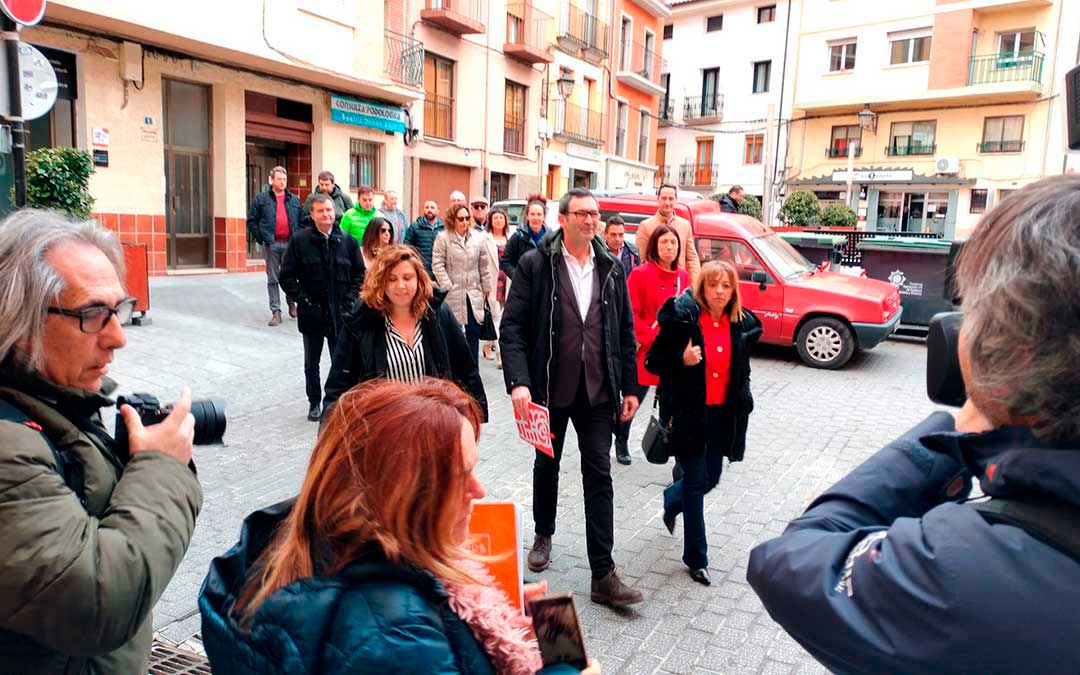 Llegada del alcalde de Andorra a la sede del PSOE de Teruel acompañado de alcaldes, concejales y otros cargos del partido / La COMARCA