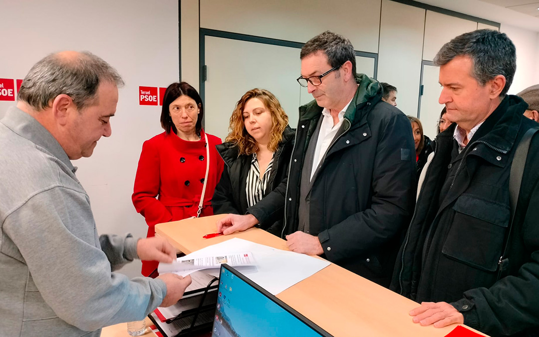Rafa Guía presentando su precandidatura este lunes junto a María Ariño, alcaldesa de Mas de las Matas y diputada provincial; Joaquín Noé, diputado provincial y exalcalde de Ariño; y Ana María Sales, concejal del Ayuntamiento de Cantavieja / La COMARCA