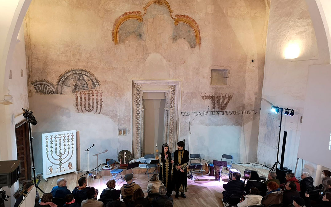 Proyección de 'Libros: el legado de Alantansí', y actuación de Arte Sonado en la sinagoga de Híjar. / José Ángel Guimerá