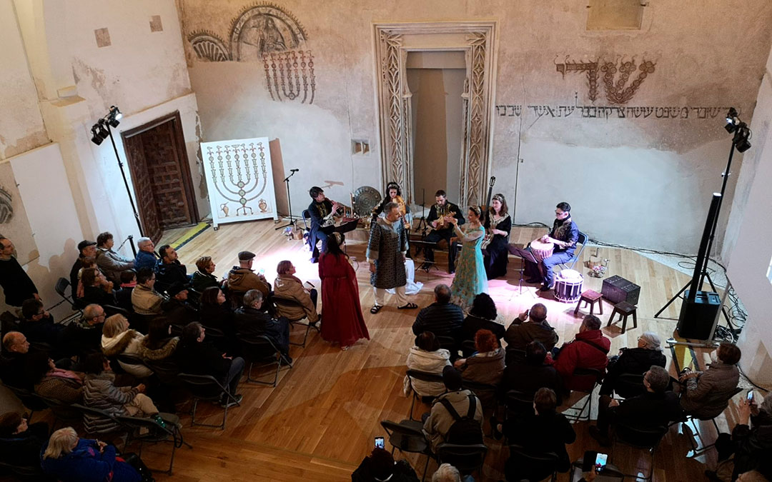 Proyección de 'Libros: el legado de Alantansí', y actuación de Arte Sonado en la sinagoga de Híjar. / José Ángel Guimerá